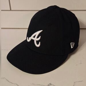 New Era 59Fifty MLB Atlanta Braves Logo Fitted Hat Cap Size 7 1/8 Navy Blue